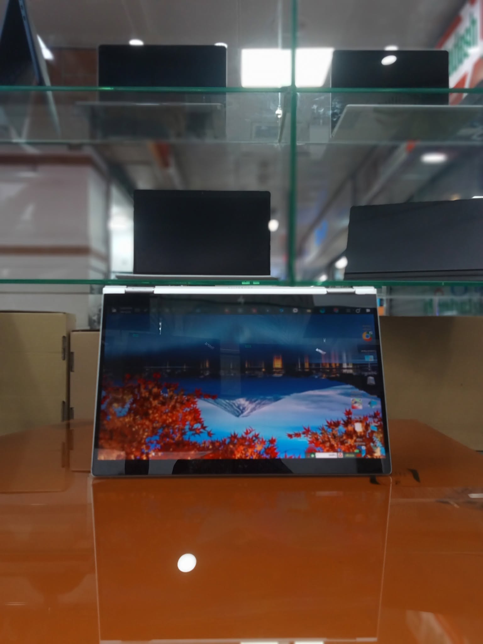 HP EliteBook x360 1040 G5 Core i7 8th Gen 16 GB 256GB SSD 14″ Touch Display Laptop.